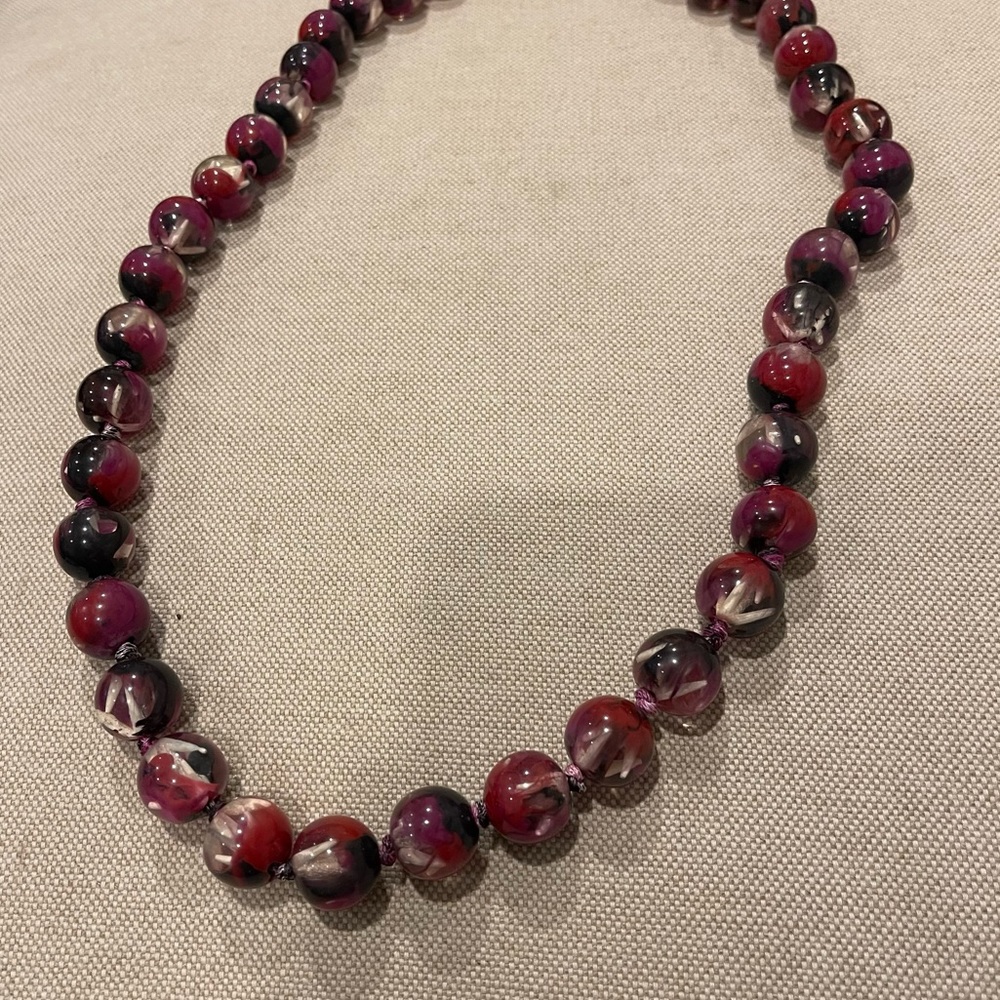 Vintage Lucite Marbled Bead Necklace, Red Black White Clear Multi - Picture 5 of 7